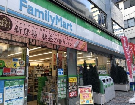 コンビニ　ファミリーマート 東京医科大学前店（コンビニ）まで294m