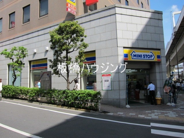 コンビニ　ミニストップ板橋区役所前店（コンビニ）まで213m