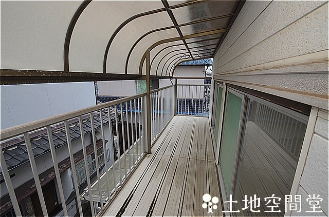 バルコニー　屋根がしっかりあるので、洗濯干し場に最適です。