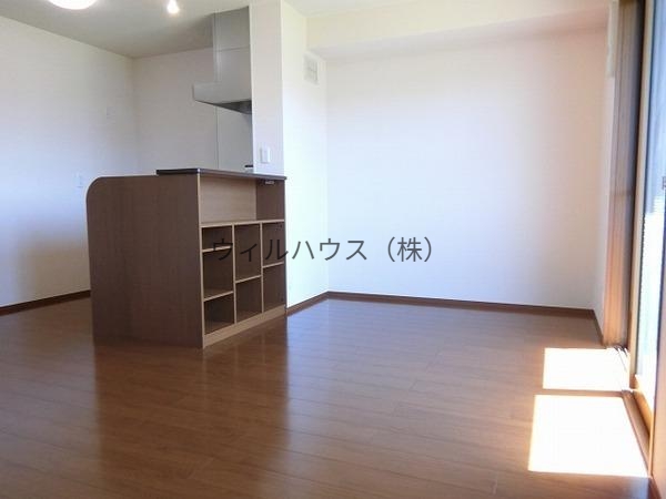 居室・リビング　日が差し込む明るいリビング！