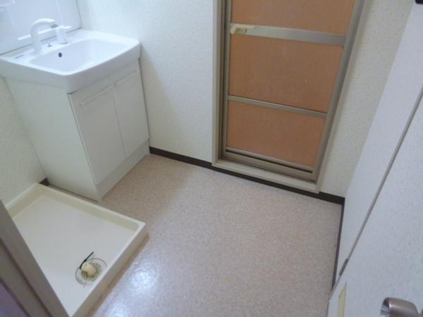 洗面設備　充分な広さです