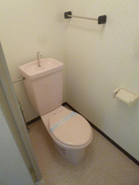 トイレ　上部に棚があって便利です