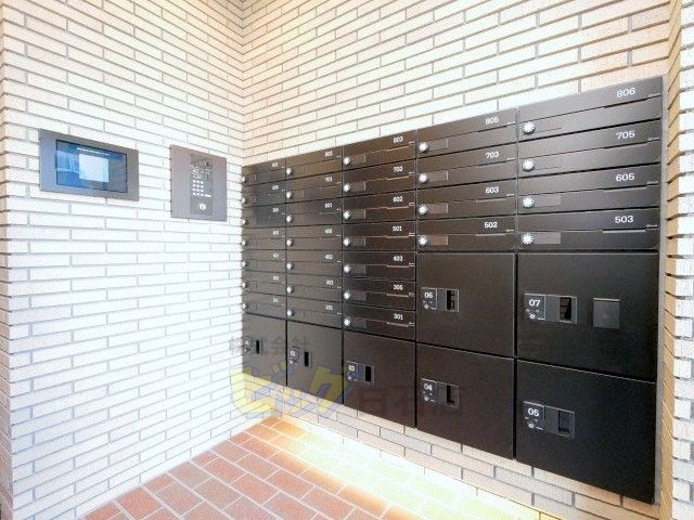 エントランス　留守中でも荷物が受け取れて便利な宅配ＢＯＸ完備しています♪