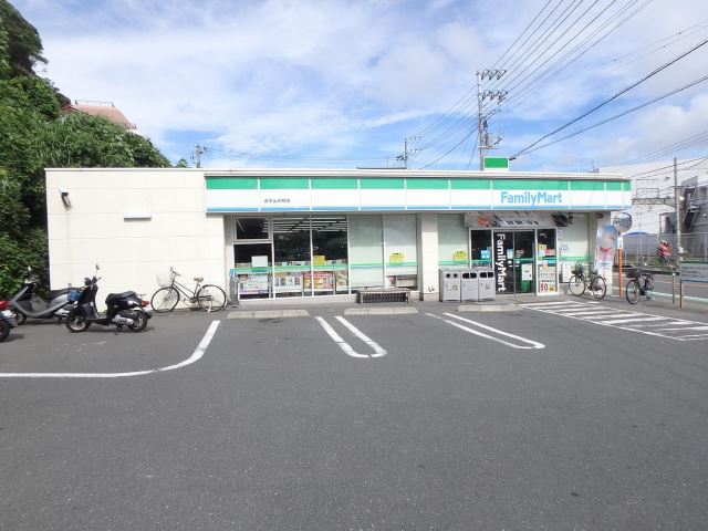 コンビニ　ファミリーマート（コンビニ）まで950m