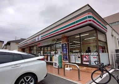コンビニ　セブンイレブン 足立六町1丁目店（コンビニ）まで290m