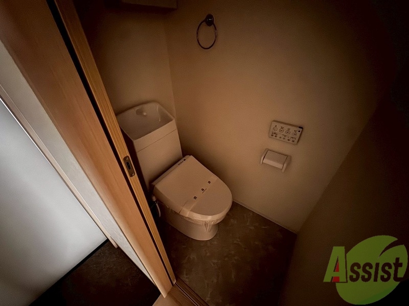 トイレ　トイレはこちらのウォシュレット付きになりますね。