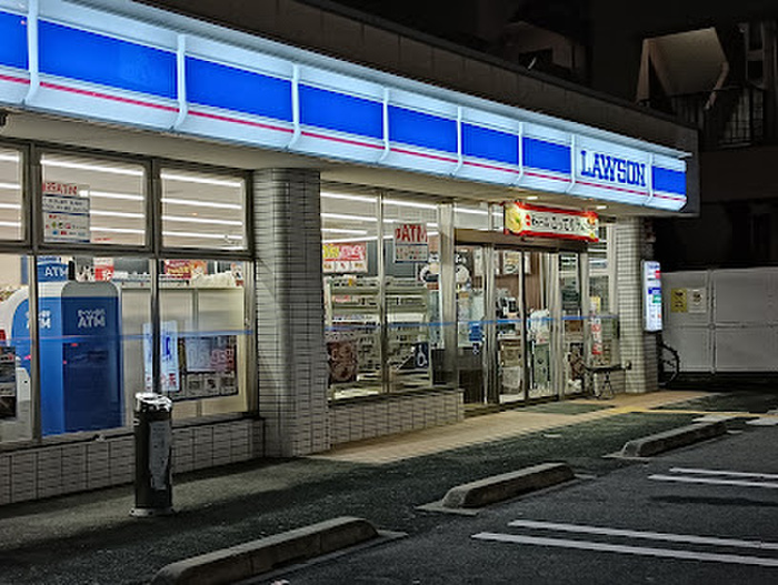 コンビニ　ローソン 桜川駅前店（コンビニ）まで130m