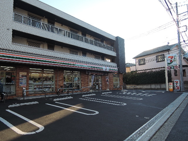 コンビニ　セブンイレブン（コンビニ）まで1117m