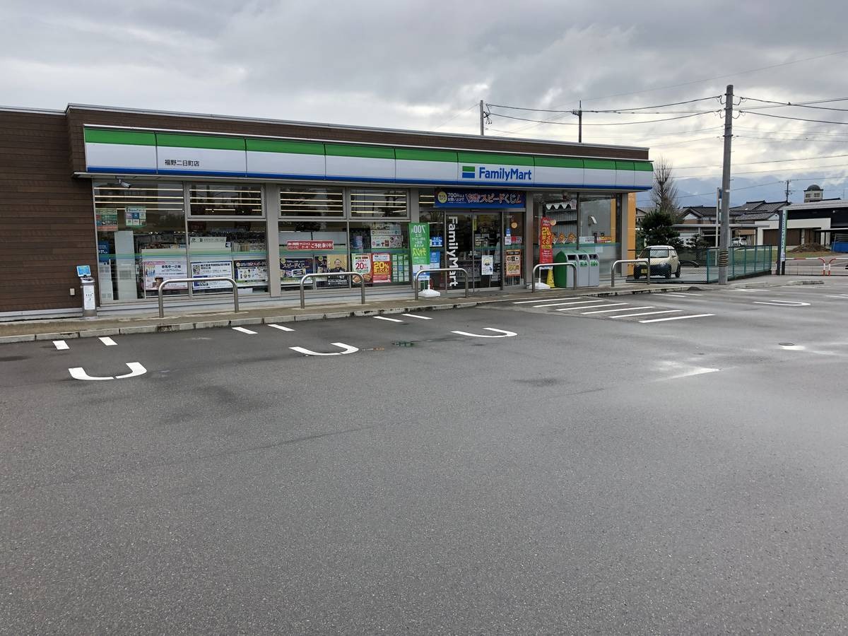 コンビニ　ファミリーマート福野二日町店（コンビニ）まで1389m