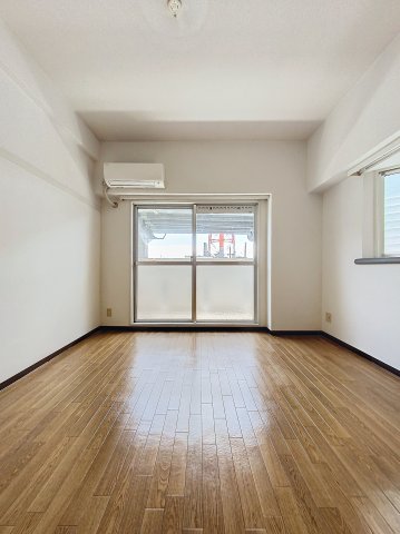 居室・リビング　落ち着いた色合いの床材を使用した居住空間です。