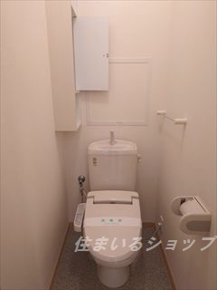 トイレ　シャワートイレ・収納棚あり