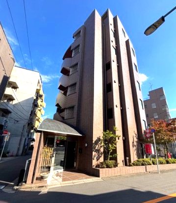 建物外観　鉄筋コンクリート造のがっしりとした建物。