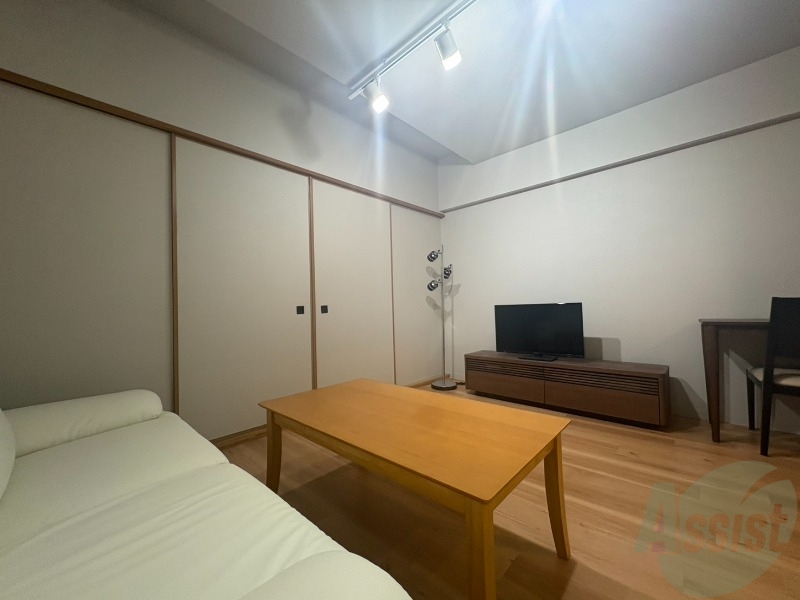 居室・リビング　木目のフローリングは落ち着きのある印象のお部屋になりますね。