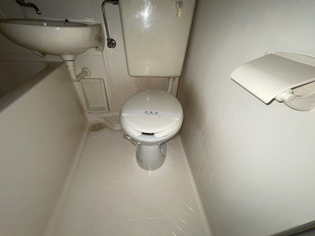 トイレ　イメージとして同マンション他部屋を表示しています