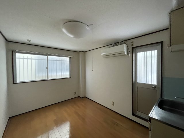 居室・リビング　イメージとして同マンション他部屋を表示しています