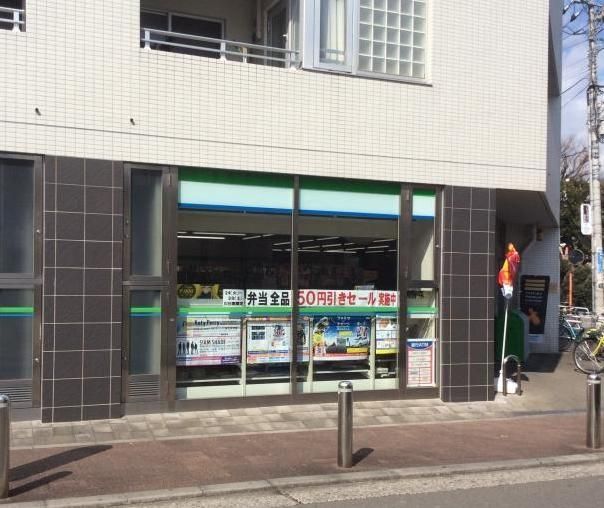 コンビニ　ファミリーマート喜多見駅北店（コンビニ）まで1m
