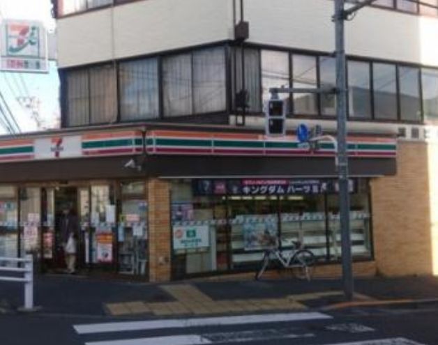 コンビニ　セブンイレブン目黒八雲5丁目店（コンビニ）まで322m