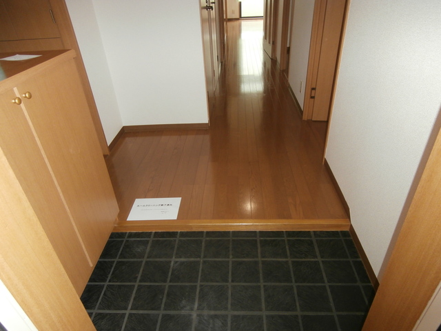 玄関　前回募集時の写真です。現況優先