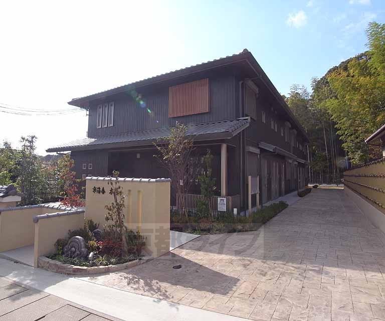 建物外観　２０１５年築のシャーメゾン！自然あふれる環境がお好きな方に。