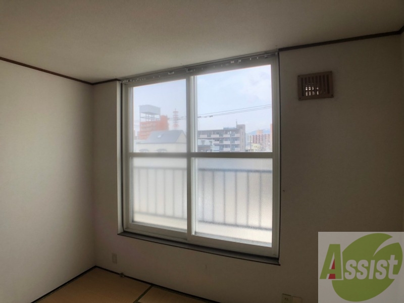 バルコニー　大きな窓がありますので風通しが良さそう。