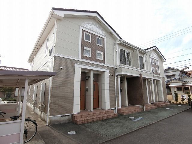 津市川添町のアパートの建物外観