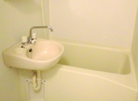 洗面設備　洗面台はバスルームに設置されています