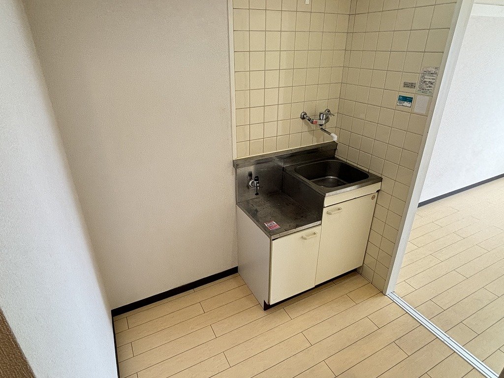 キッチン　ガスコンロ付きキッチン。冷蔵庫スペースあり