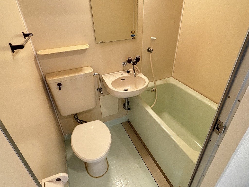 バス・シャワールーム　清潔感のある３点ユニット。