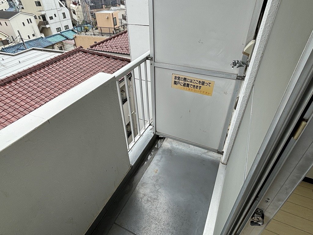 洗面設備　洗濯機置場はバルコニー。