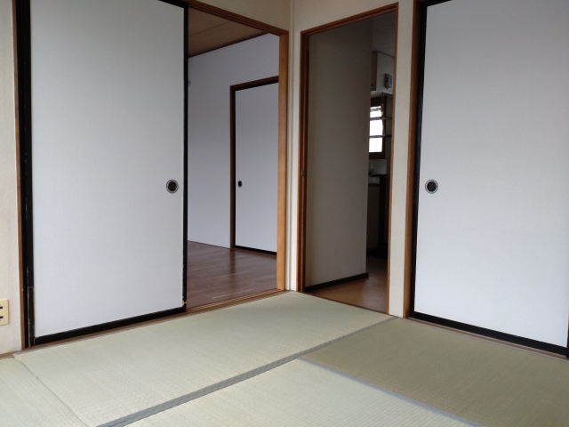 居室・リビング　4.5帖和室　押入もあります