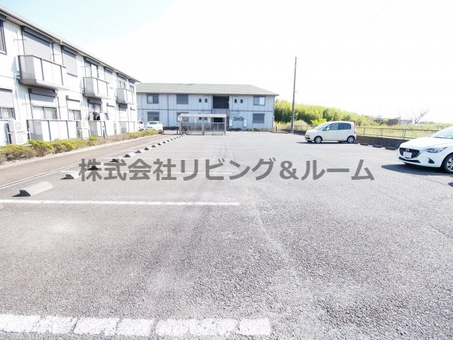 【メディオ神栖・A棟の駐車場】