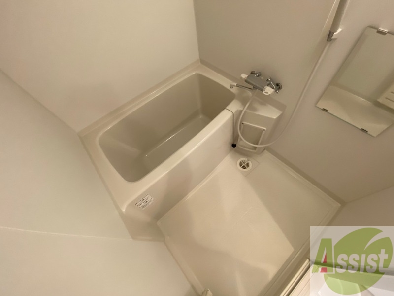 バス・シャワールーム　バスルームは狭すぎず、シャワーも浴びやすそうです。