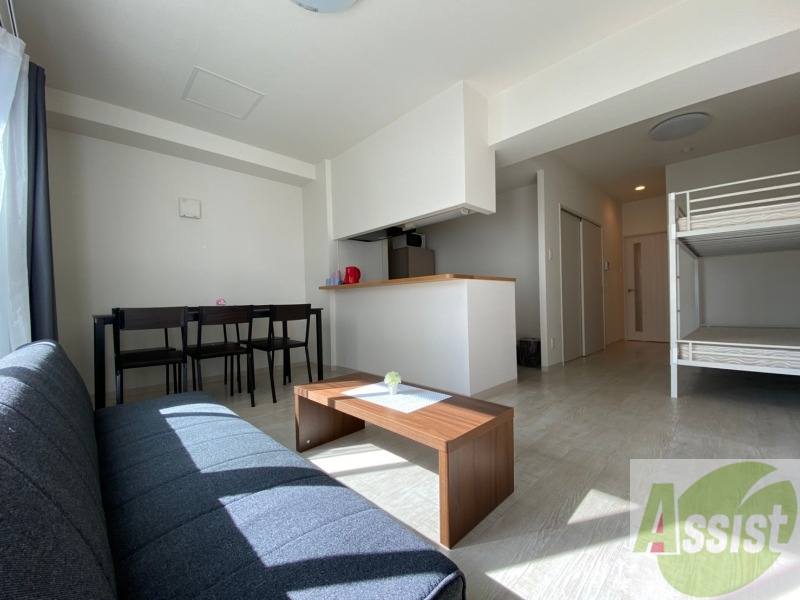 居室・リビング　白さが清潔感を出してくれます。お部屋も明るいですね。