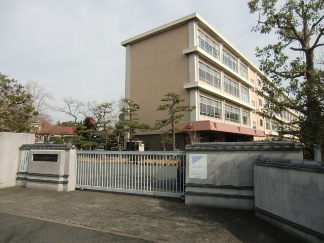 中学校　浜松市立中部中学校（中学校）まで548m