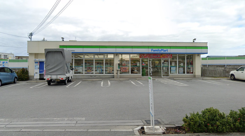 コンビニ　沖縄ファミリーマート 長田小学校前店（コンビニ）まで465m