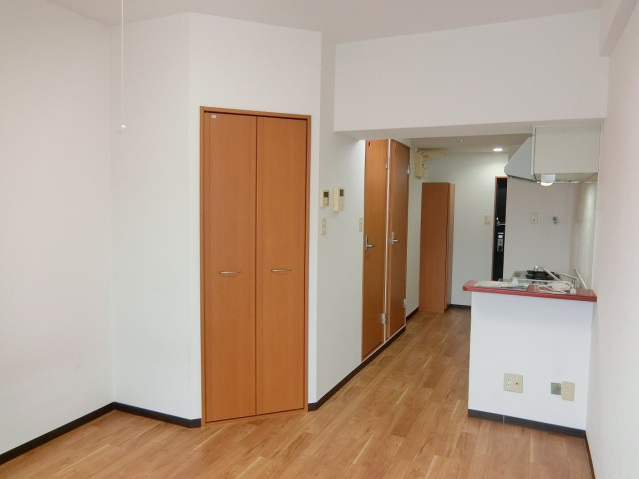 居室・リビング　同物件別室です。