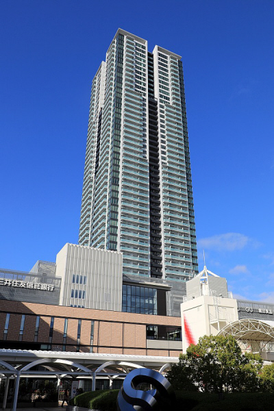 【豊中市新千里東町のマンションの建物外観】