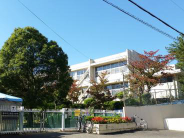 【豊中市新千里東町のマンションの小学校】