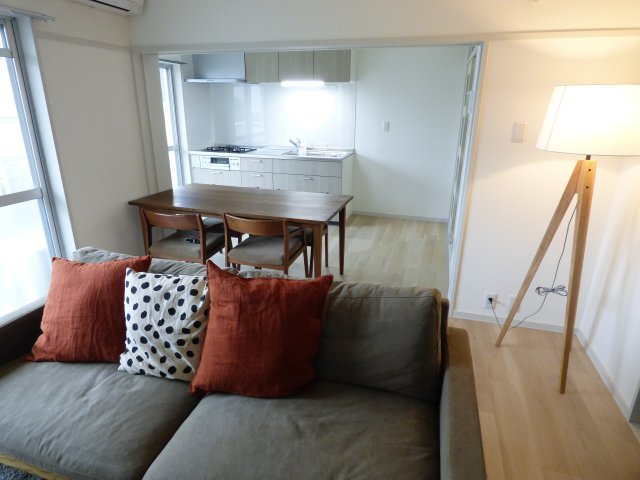 居室・リビング　モデルルームの家具が設置してあります。