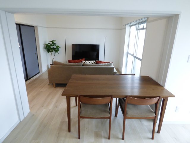 居室・リビング　モデルルームの家具が設置してあります。