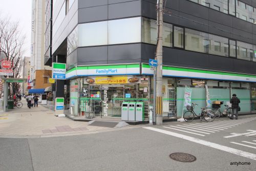 コンビニ　ファミリーマート野崎町店（コンビニ）まで82m