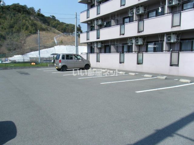 【掛川市岩滑のマンションの駐車場】