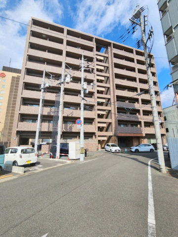 【岡山市北区柳町のマンションの建物外観】