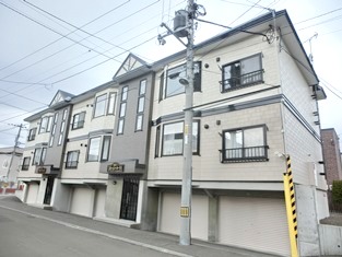 札幌市厚別区青葉町のアパートの建物外観