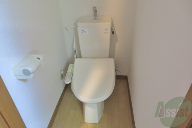 トイレ　嬉しいウォシュレット機能付きです。シャワートイレは便利ですね