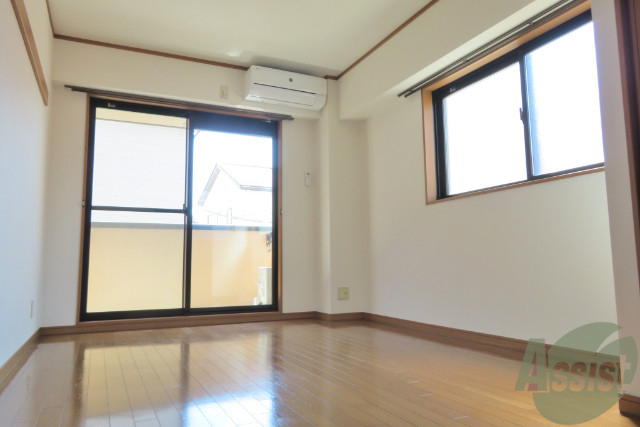 居室・リビング　９．７帖の洋室です。広々としていますね。