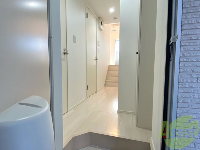 玄関　玄関を入ると正面に居室、左手にお風呂トイレです