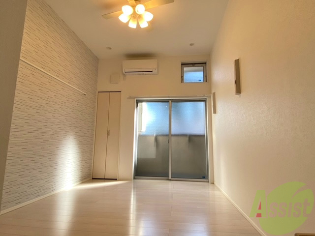 居室・リビング　リビングは６．８帖、照明もすてきですねー