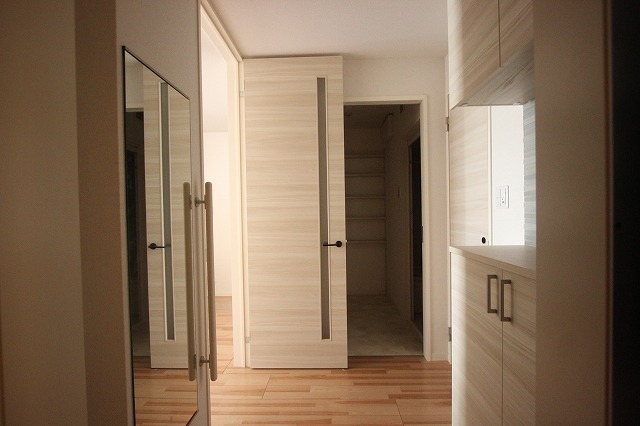 玄関　写真は別号室のものです。