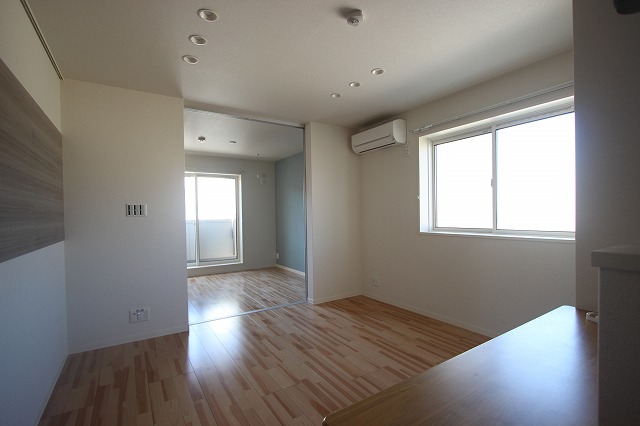 居室・リビング　写真は別号室のものです。